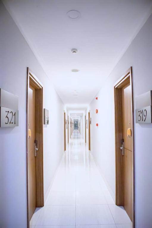 Front One Hotel Tulungagung Bagian luar foto