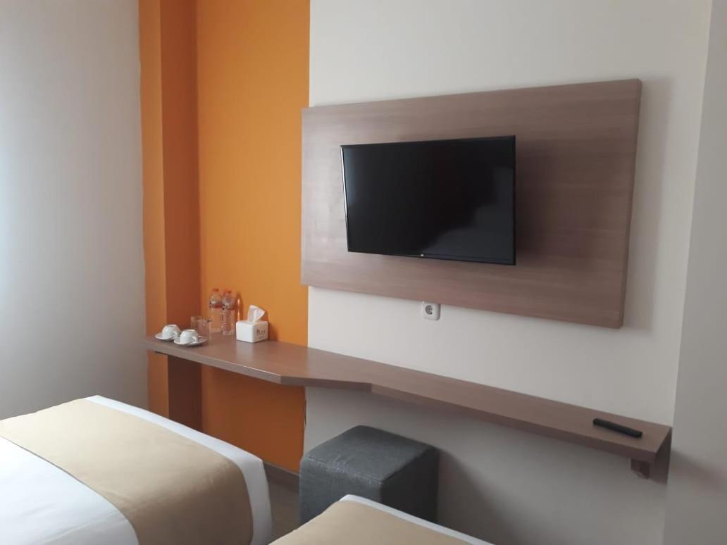 Front One Hotel Tulungagung Bagian luar foto