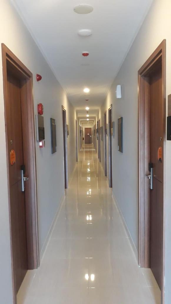 Front One Hotel Tulungagung Bagian luar foto