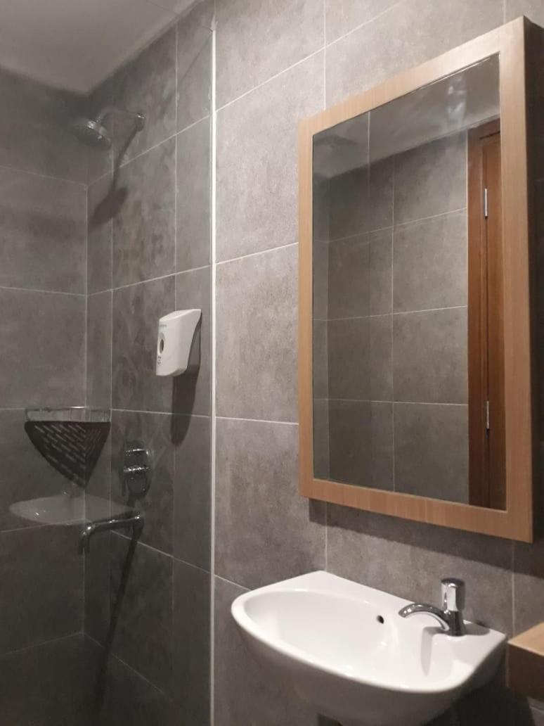 Front One Hotel Tulungagung Bagian luar foto