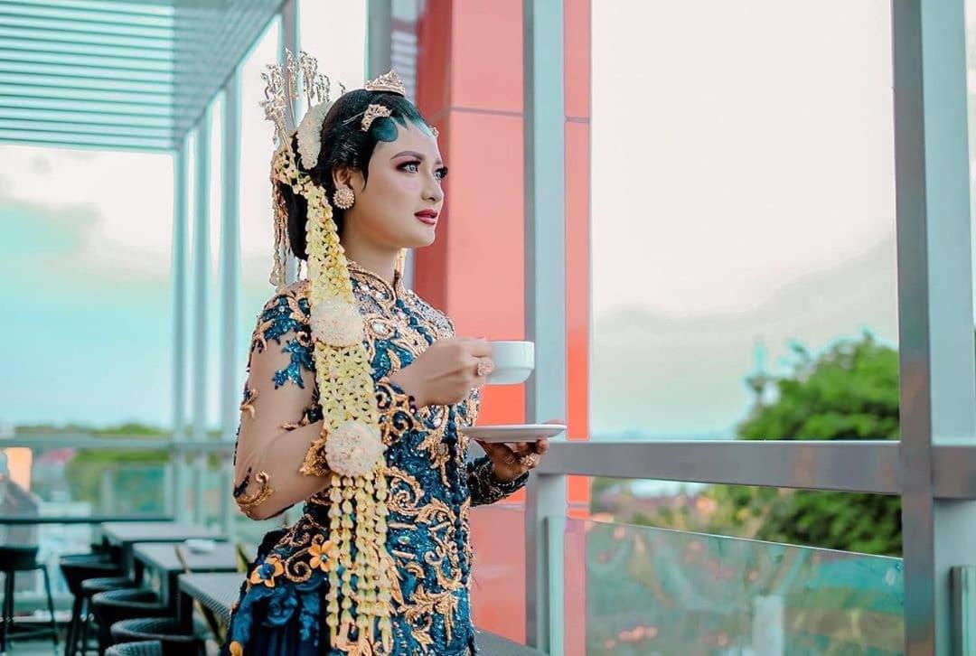 Front One Hotel Tulungagung Bagian luar foto