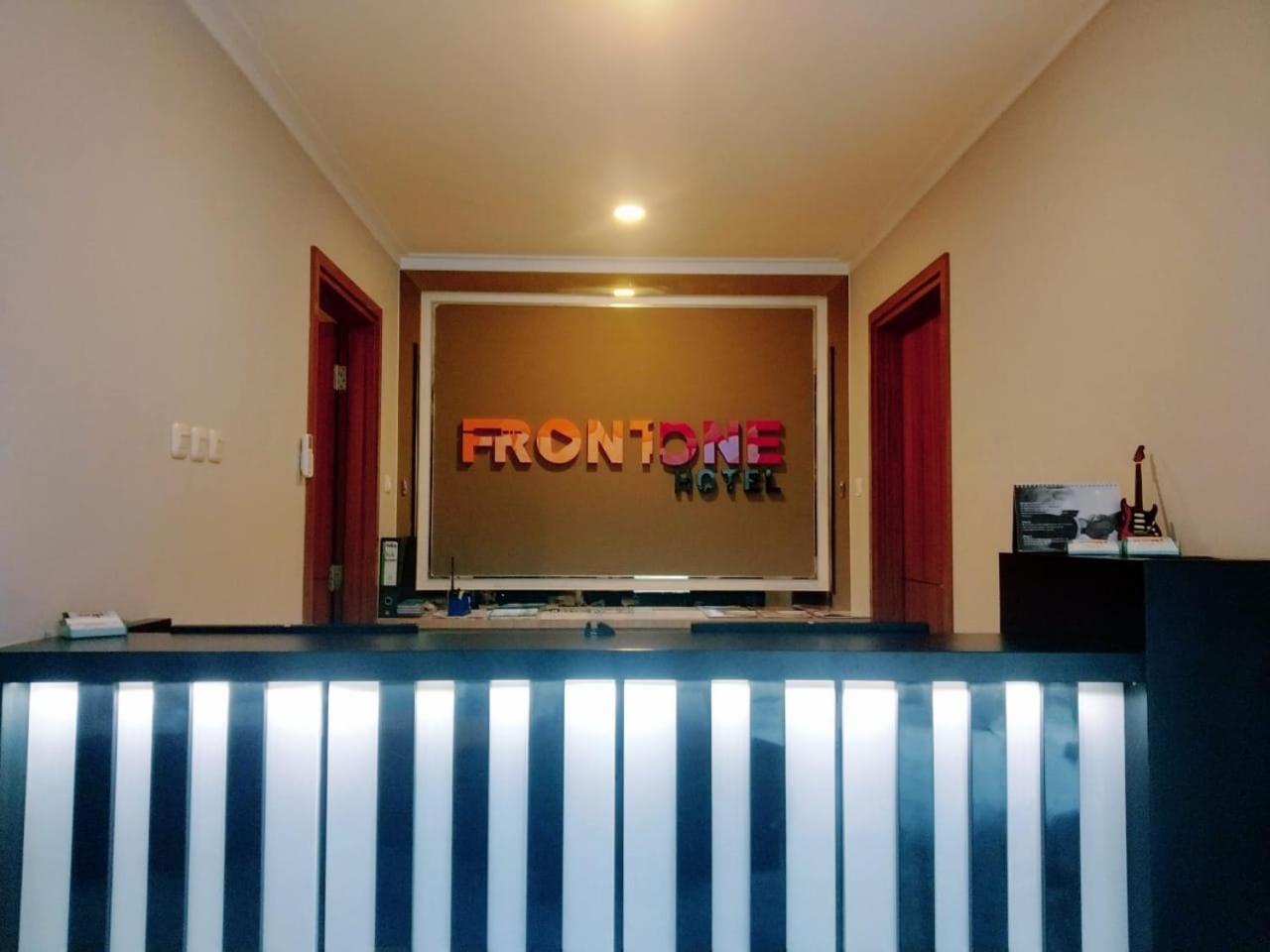 Front One Hotel Tulungagung Bagian luar foto