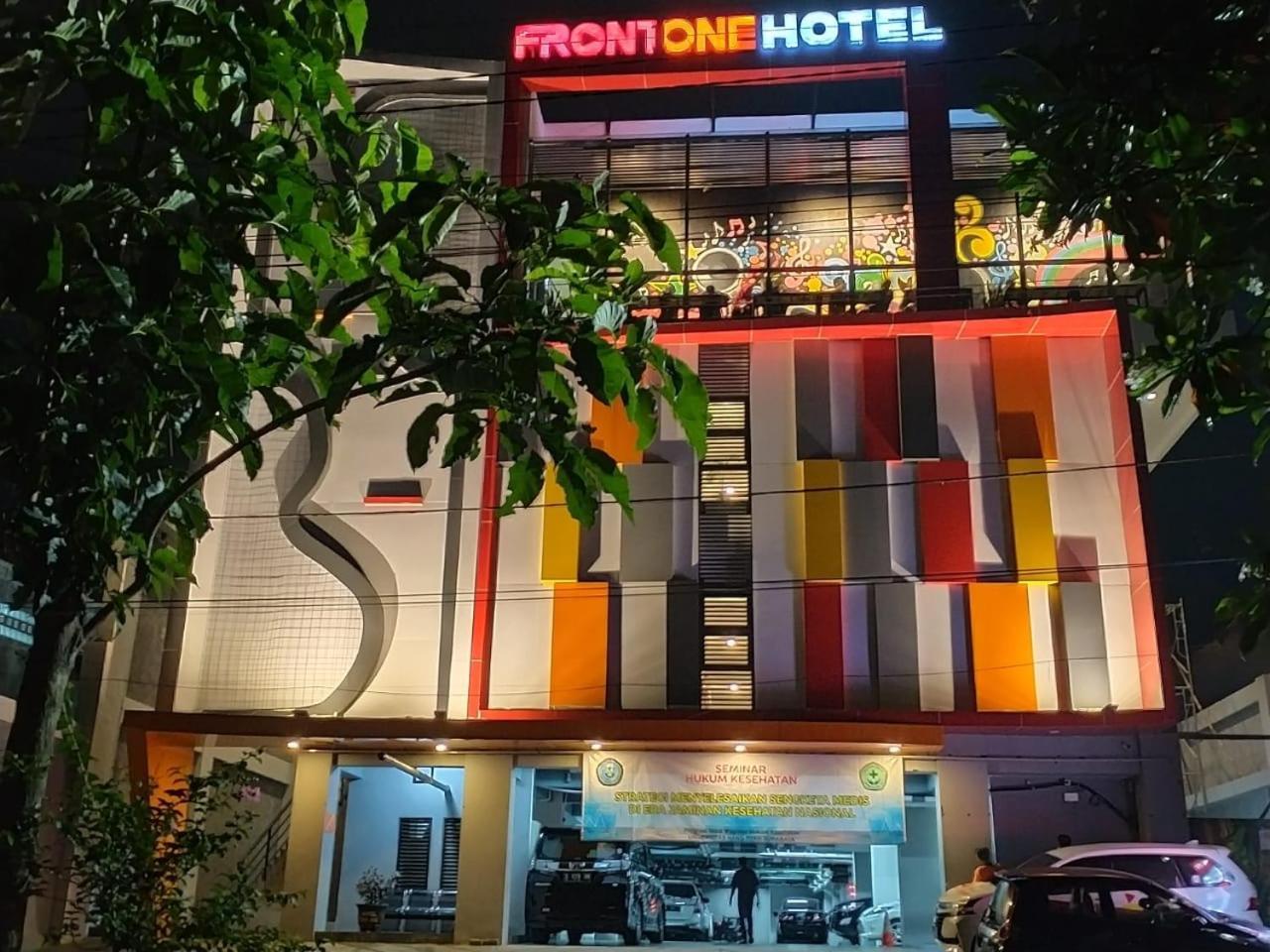 Front One Hotel Tulungagung Bagian luar foto