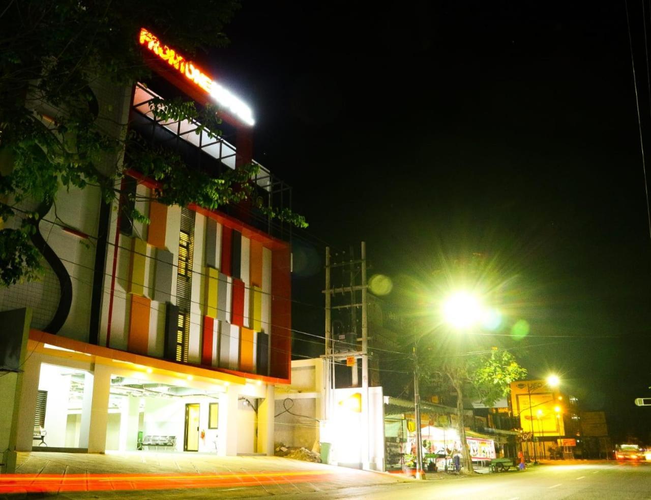 Front One Hotel Tulungagung Bagian luar foto